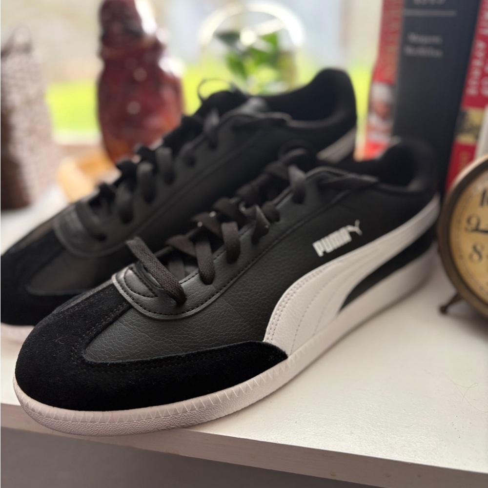 Puma Classic Black and White Trainers sz 12